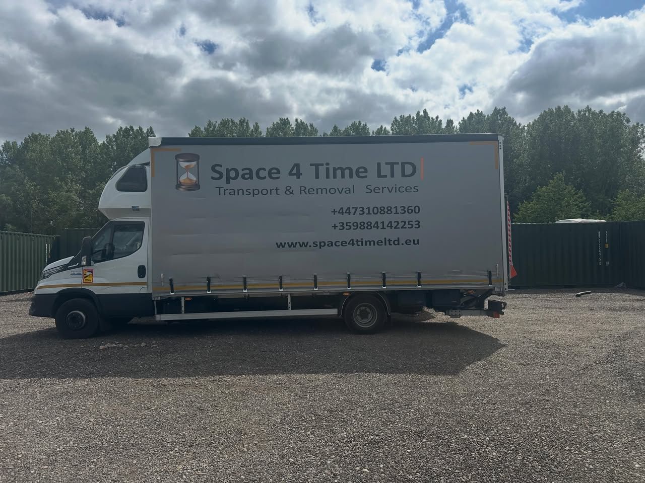 Side view of Space 4 Time Ltd curtain-side removal truck