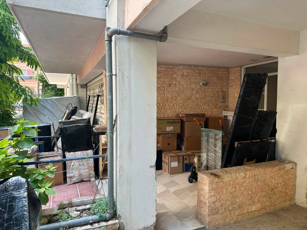 Space 4 Time Ltd removal in progress at an apartment building